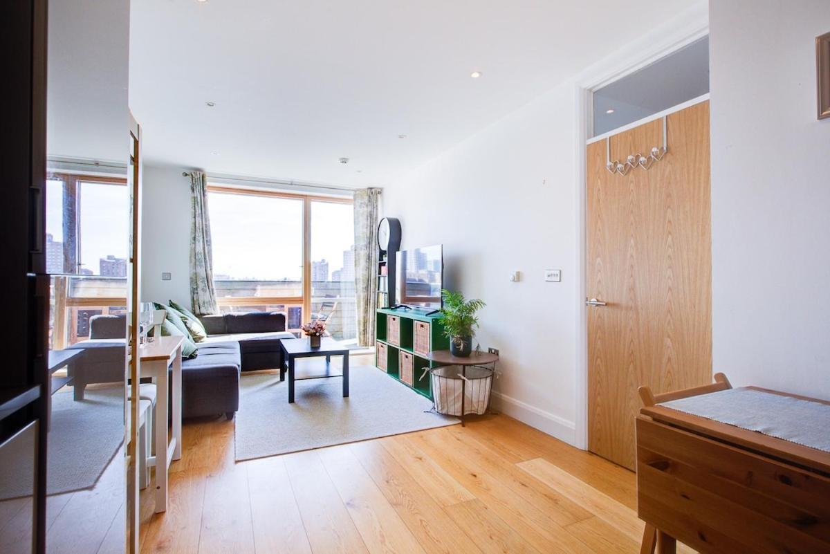 Modern 1-bed Entire Apartment, Zone 2 Londen