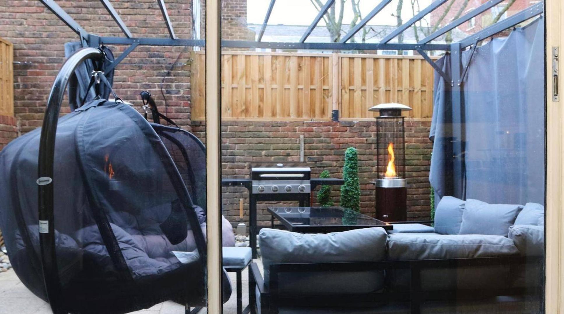 Housesleep14-freep-garden-bbq-patio-pooltable Vakantiehuis Londen