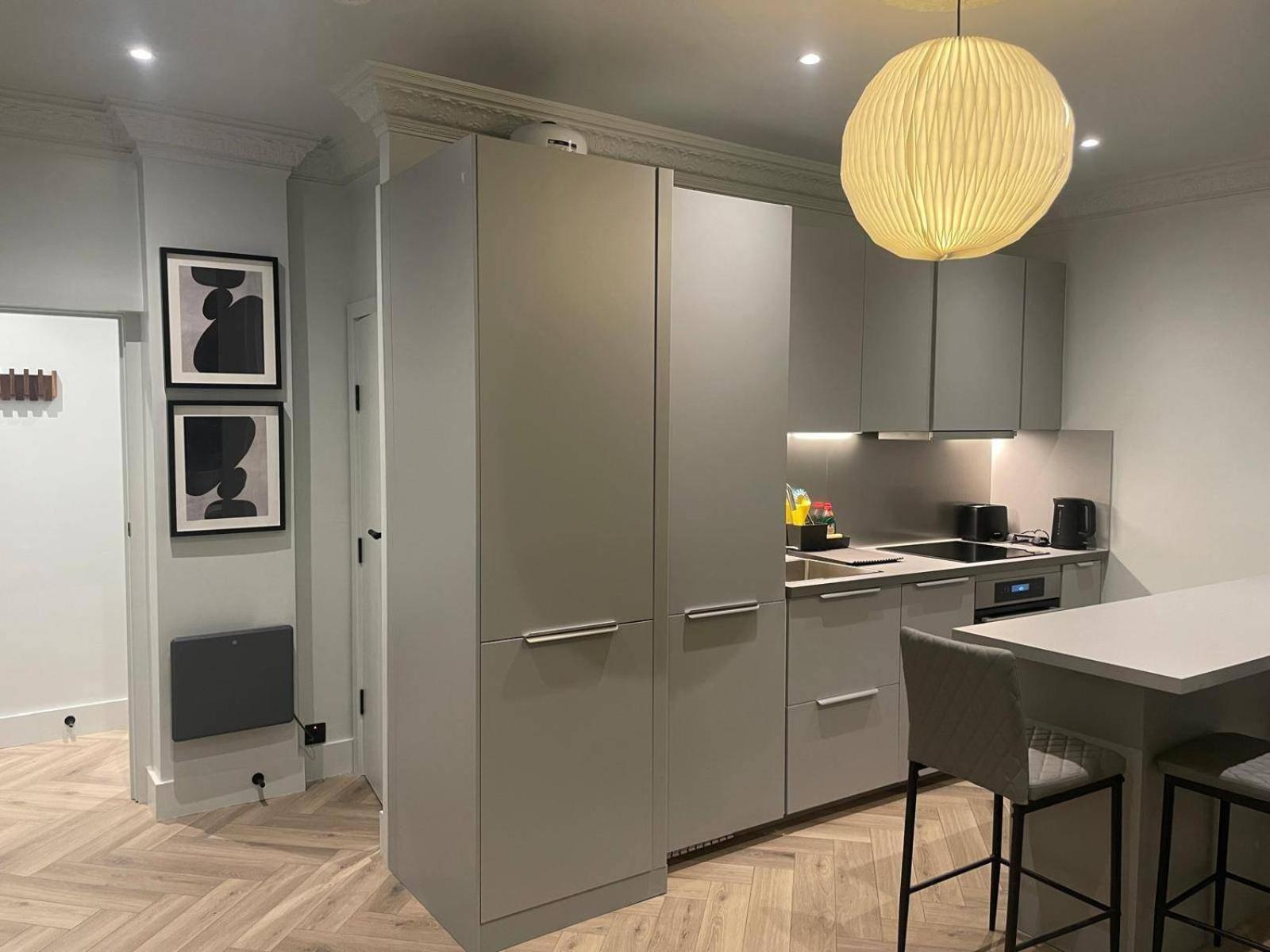 Nw119sg-modernapt-2guests-2br-1minhighstreet Appartement Londen