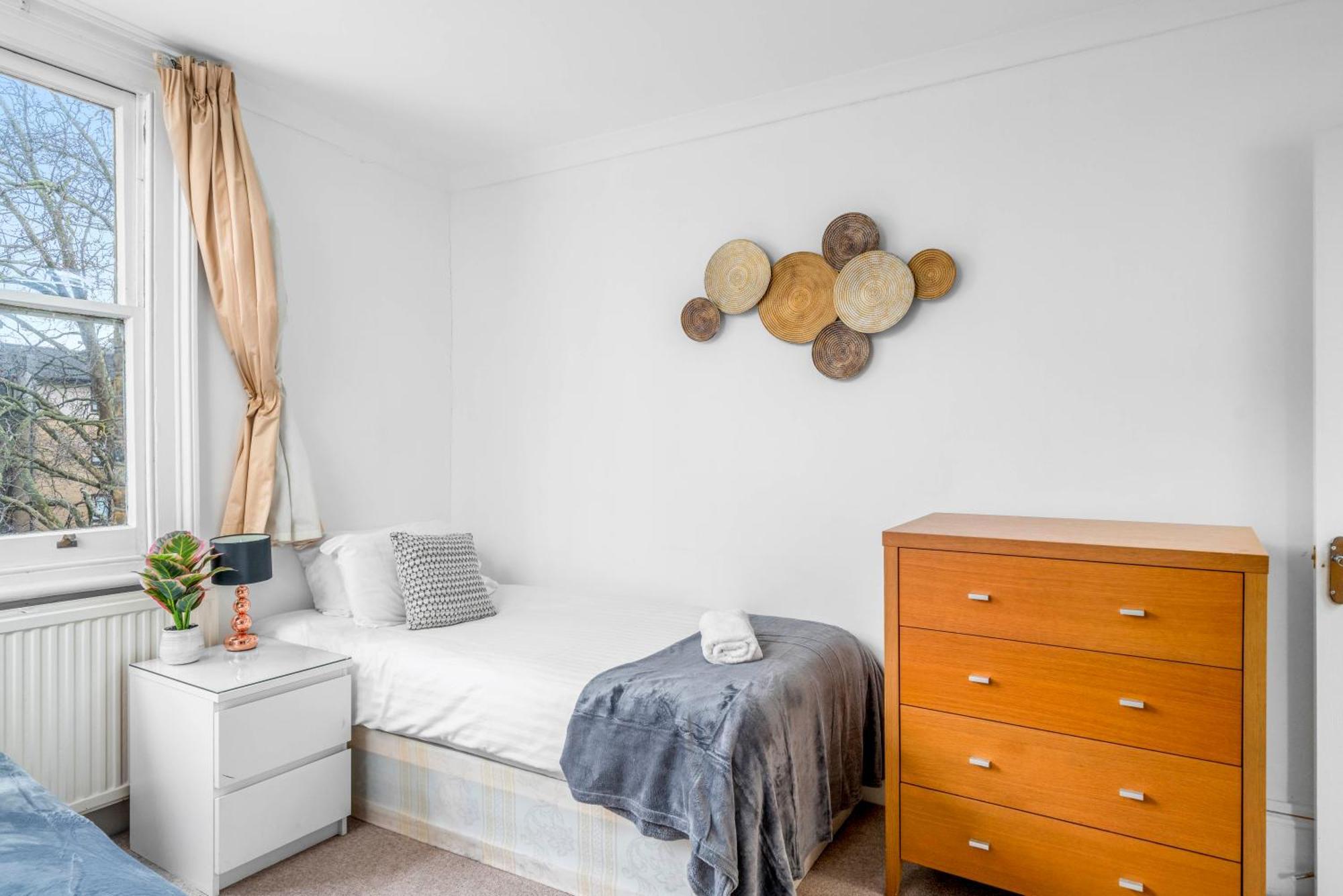 Spacious Canary Wharf Near 02 Arena, Excel Exhibition Centre, With Free Parking & Wifi Appartement Londen