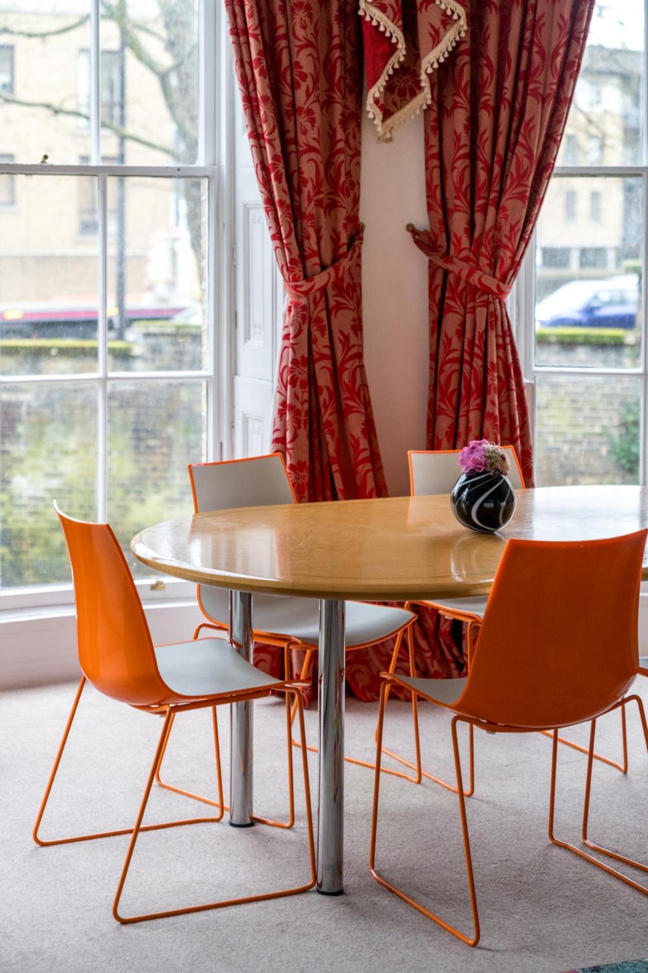 Spacious Canary Wharf Near 02 Arena, Excel Exhibition Centre, With Free Parking & Wifi * Londen