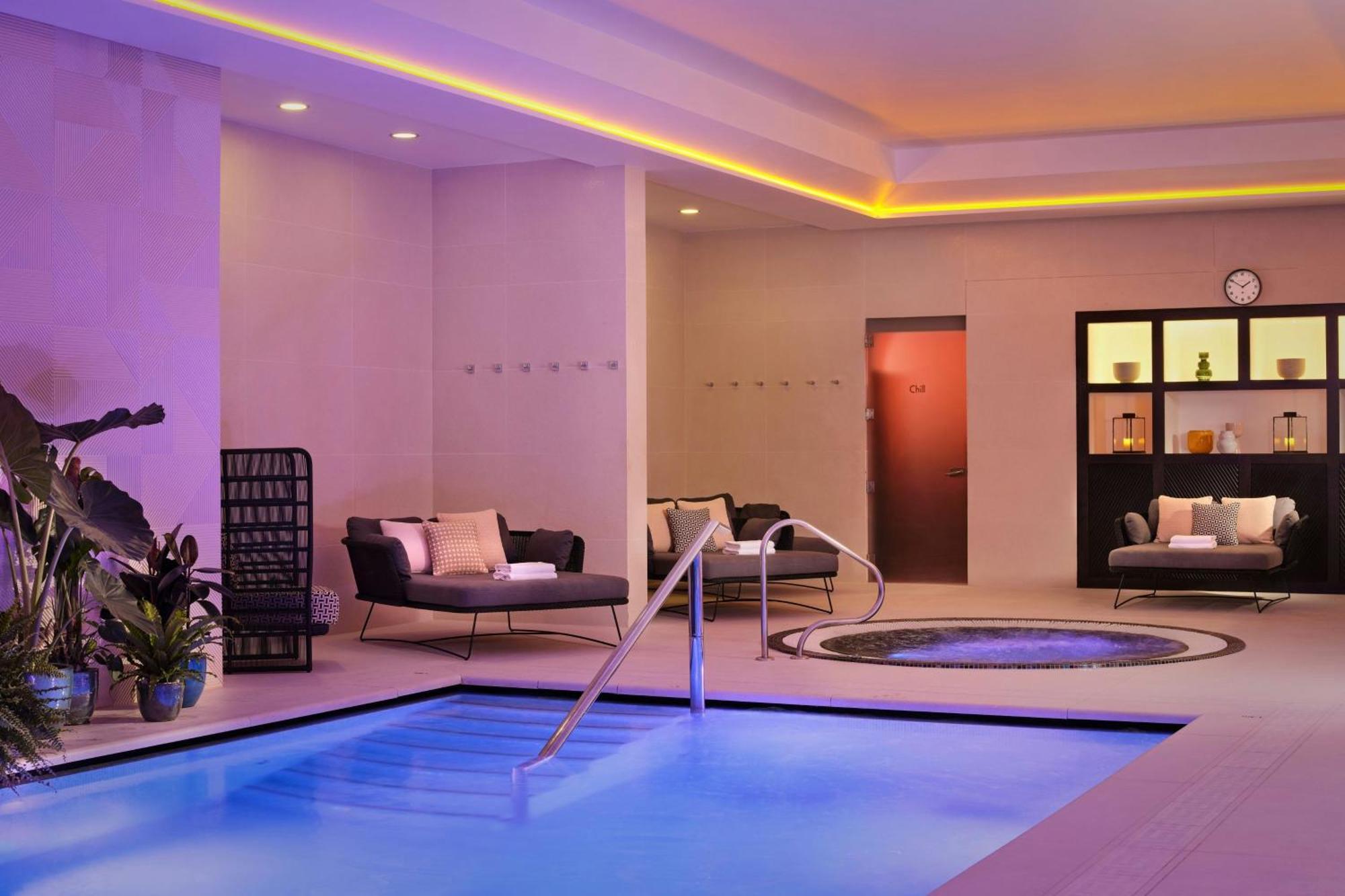 Montcalm East, Autograph Collection 5*
