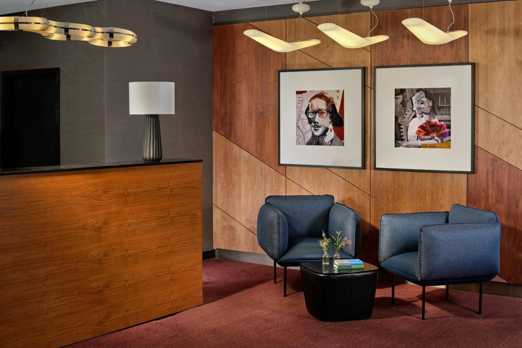 Montcalm East, Autograph Collection