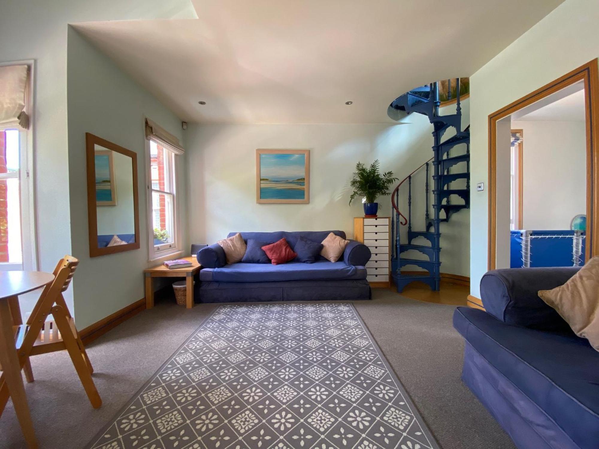 8 Ravenscourt Gardens *