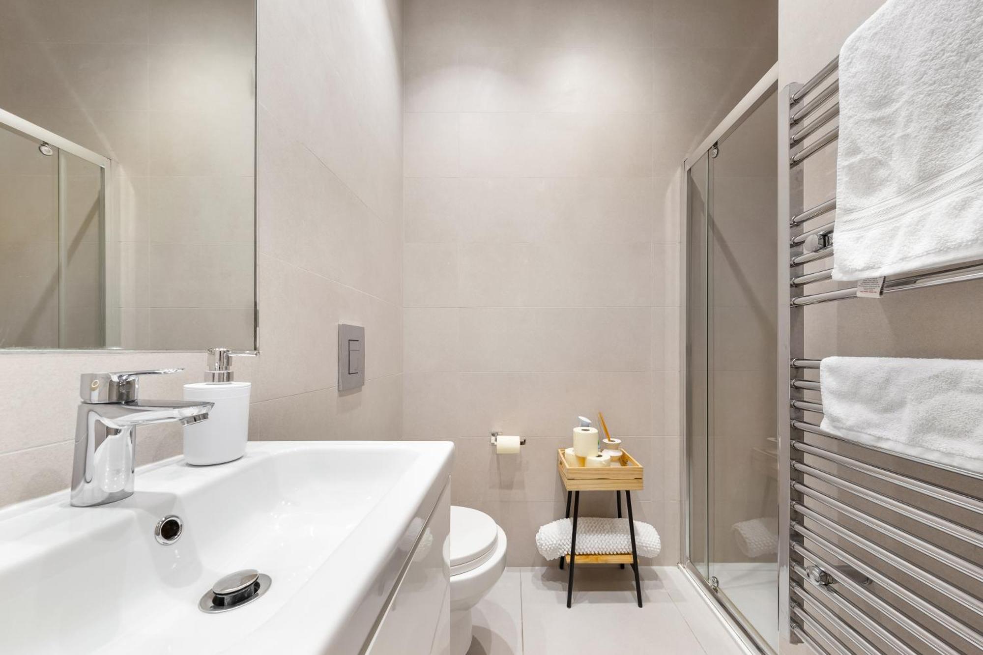 Modern Luxury Next To Aldgate East Station And Tower Of Londen