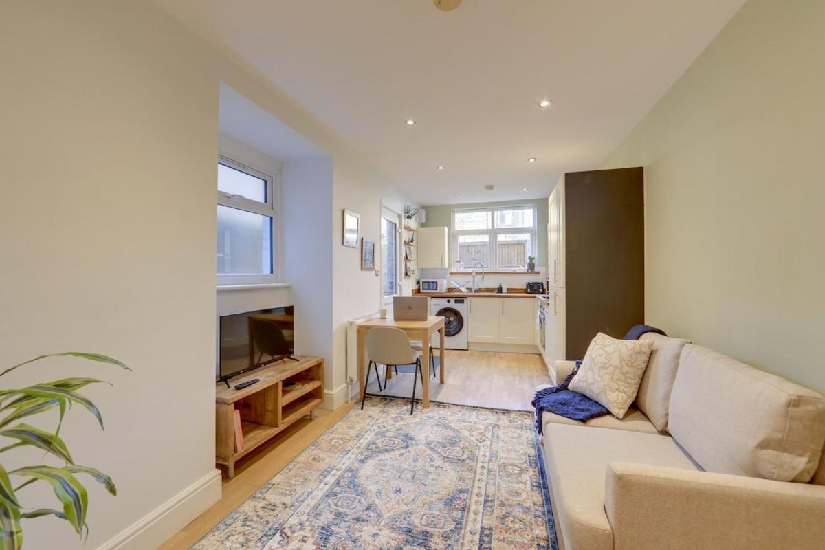 Stylish 2-bed Near Station-wifi Apartment London