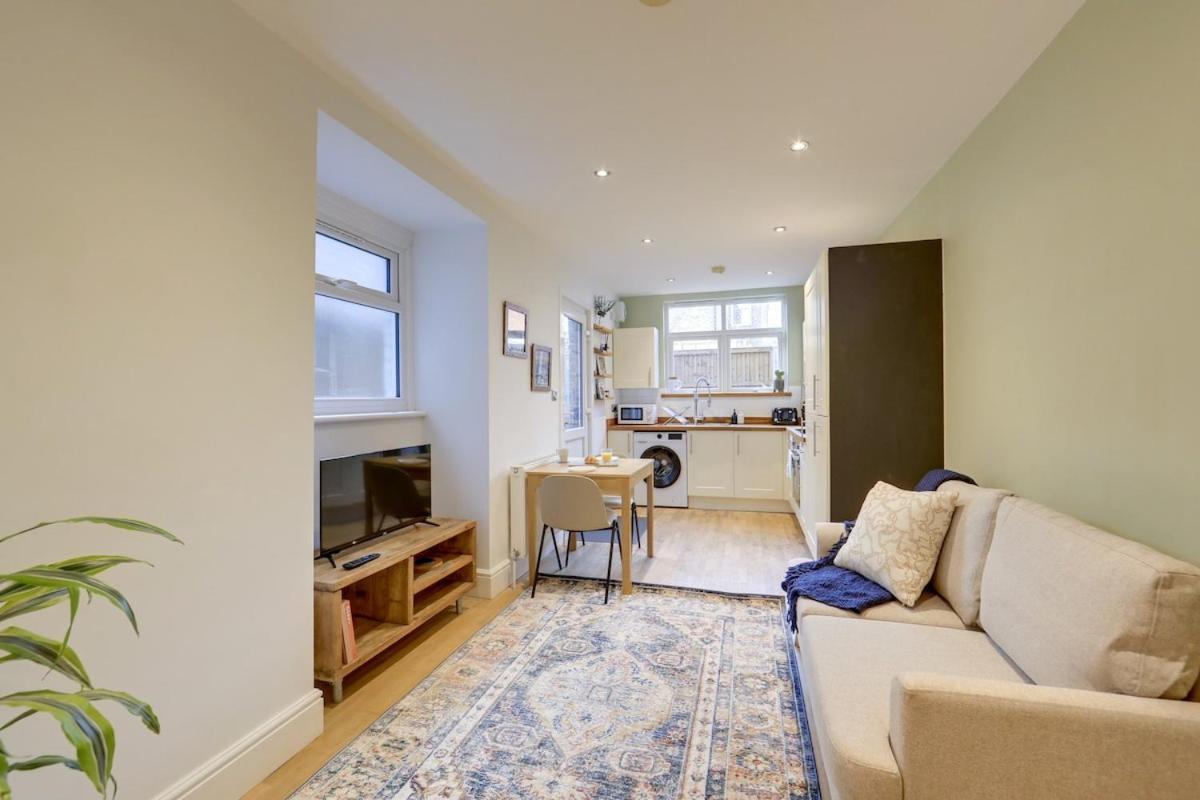 Leilighet Stylish 2-bed Near Station-wifi London