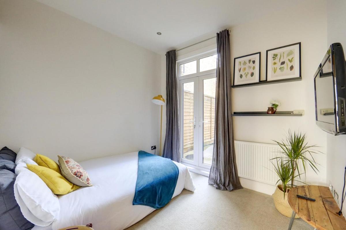 Stylish 2-bed Near Station-wifi Leilighet London