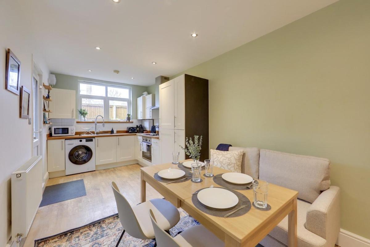Leilighet Stylish 2-bed Near Station-wifi London