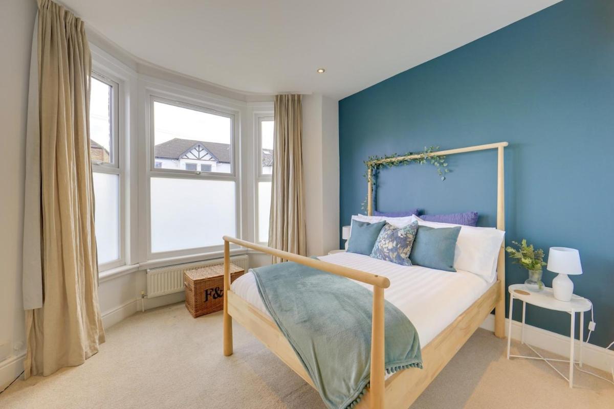 Leilighet Stylish 2-bed Near Station-wifi London