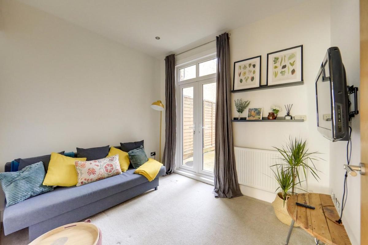 Stylish 2-bed Near Station-wifi London
