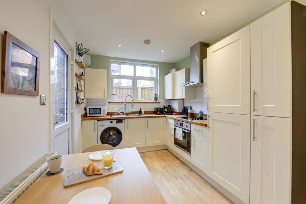 Stylish 2-bed Near Station-wifi Leilighet *
