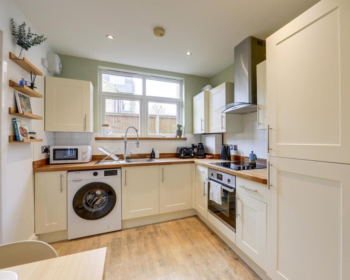 Apartment Stylish 2-bed Near Station-wifi London