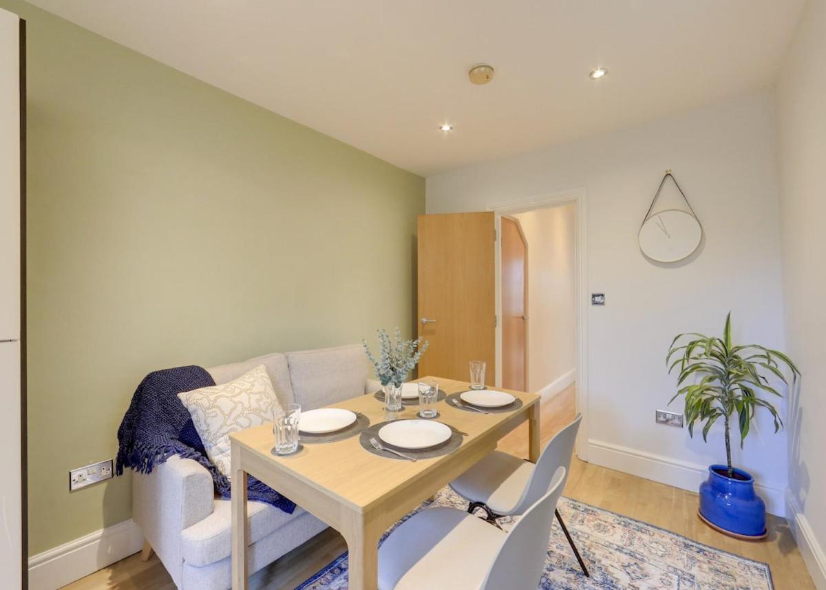 Stylish 2-bed Near Station-wifi Leilighet