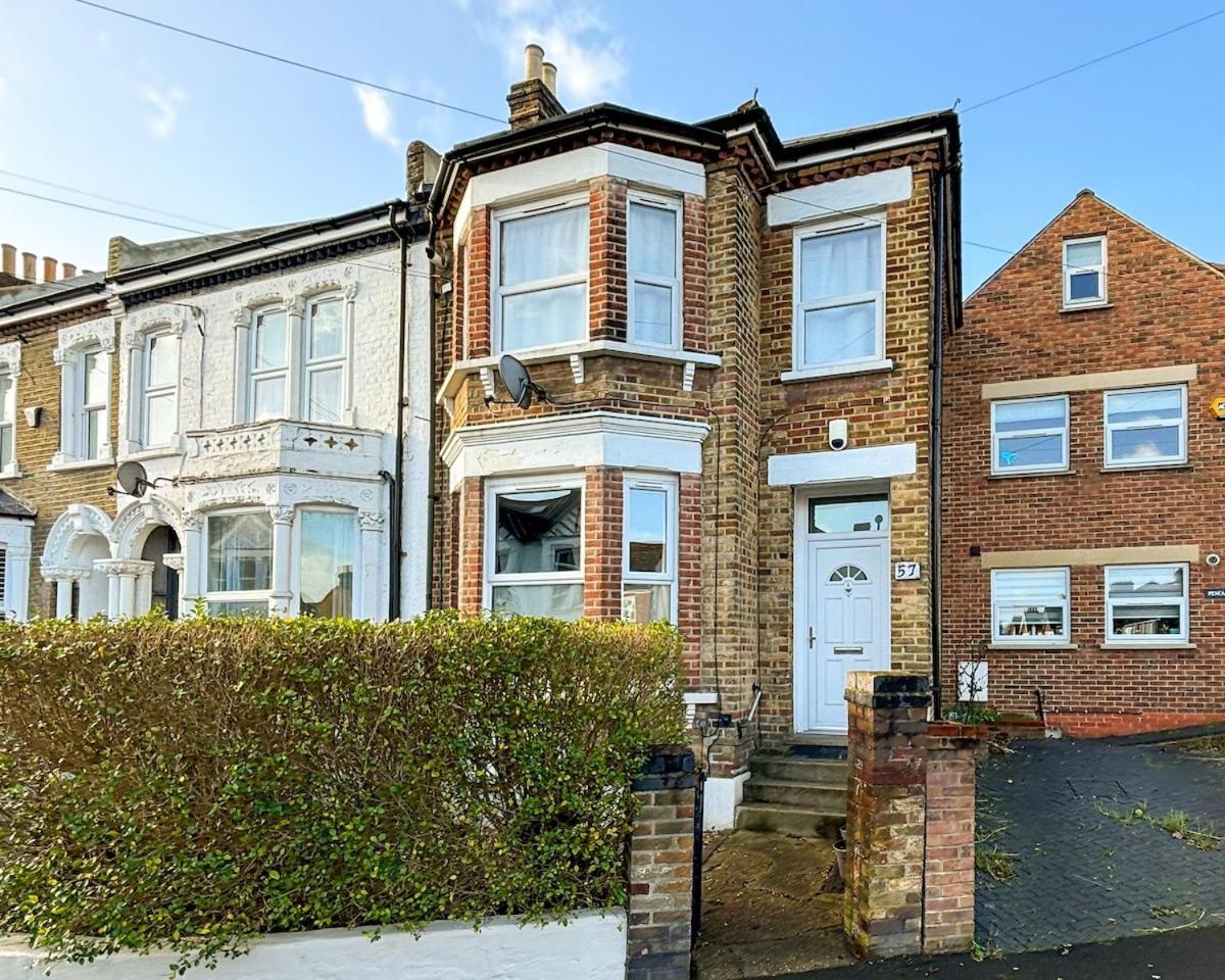 Stylish 2-bed Near Station-wifi Leilighet London