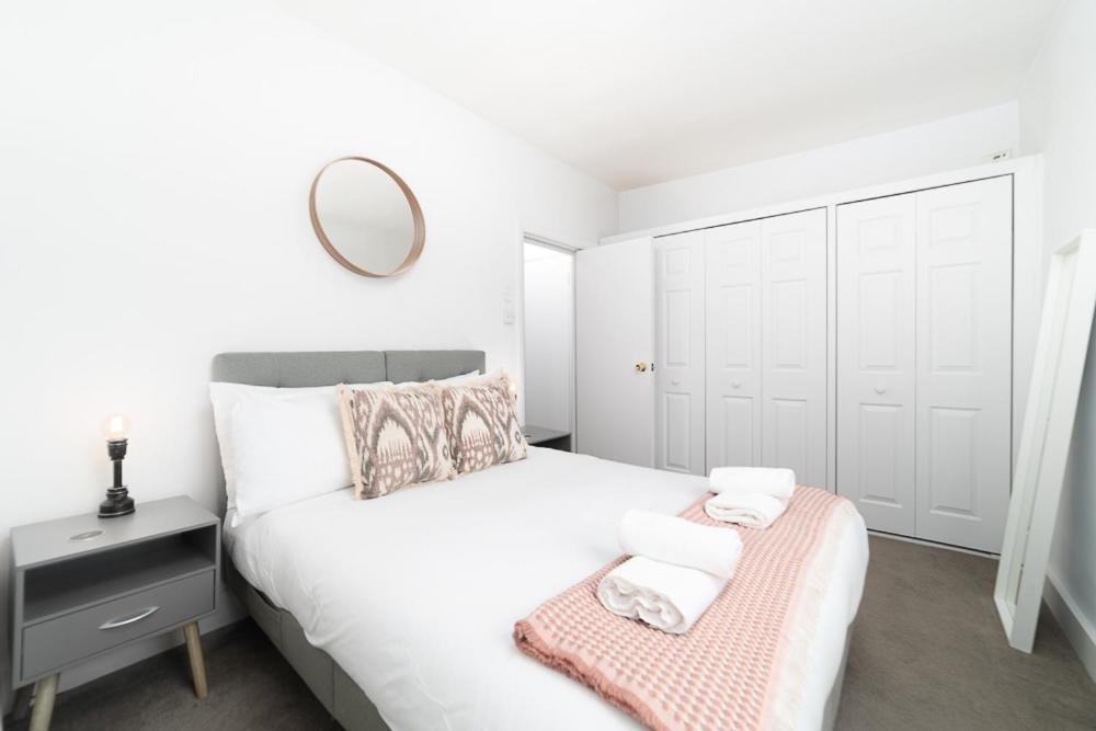 Elegant In Steps Away From River Thames Apartment