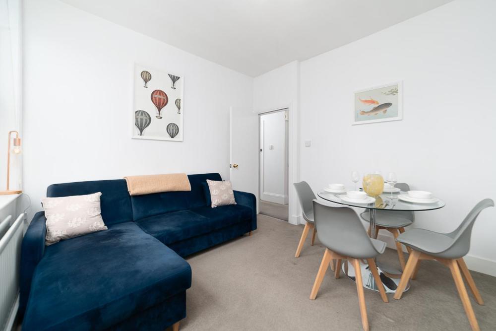 Elegant In Steps Away From River Thames Apartment London