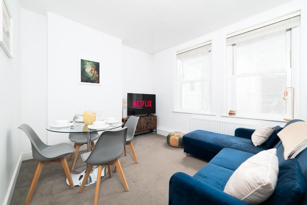 Elegant In Steps Away From River Thames Apartment