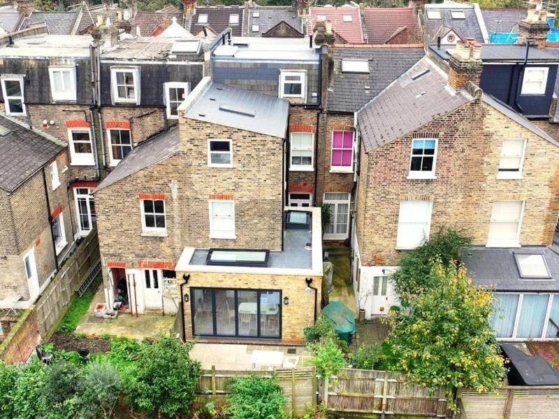 Sleeps 6, Deluxe Suite, Cosy Flat, Netflix & Games Apartment *