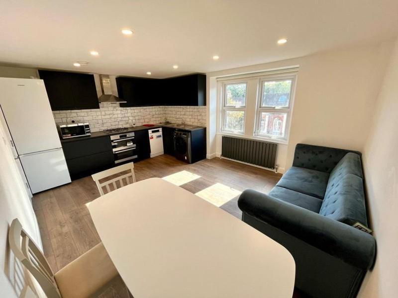 Sleeps 6, Deluxe Suite, Cosy Flat, Netflix & Games London