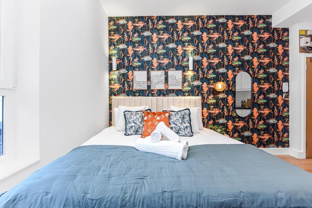 Cute & Compact - Petite With Style! Londres