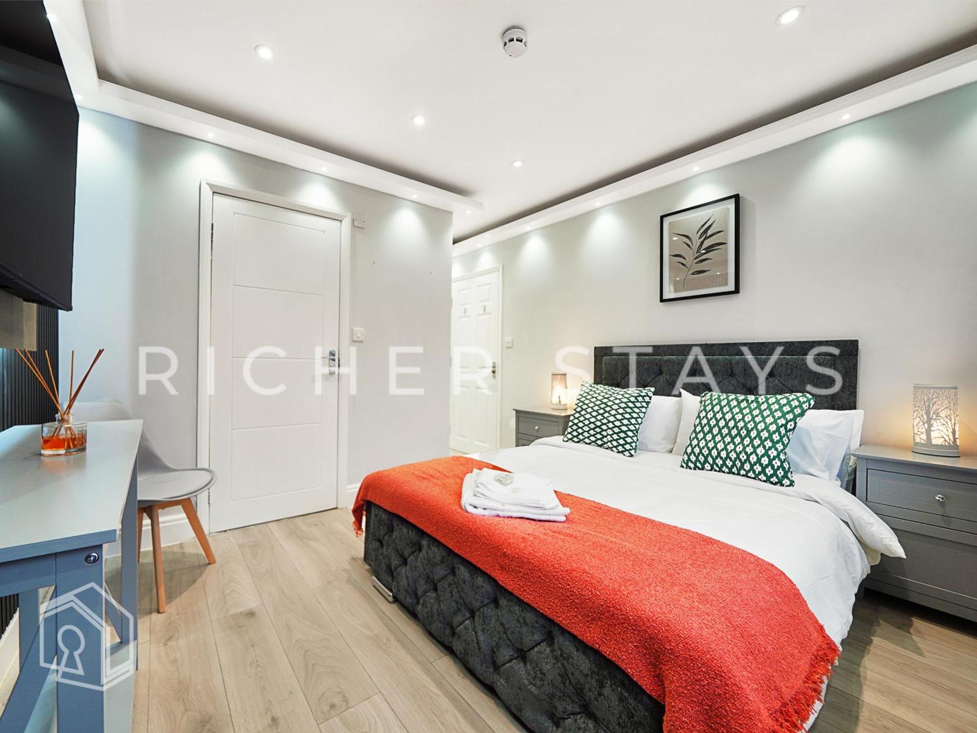 Leyton Guest - And Amenities London