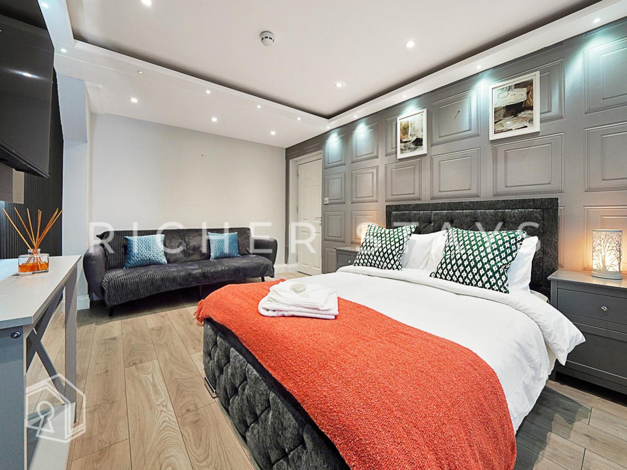 Leyton Guest - And Amenities * London