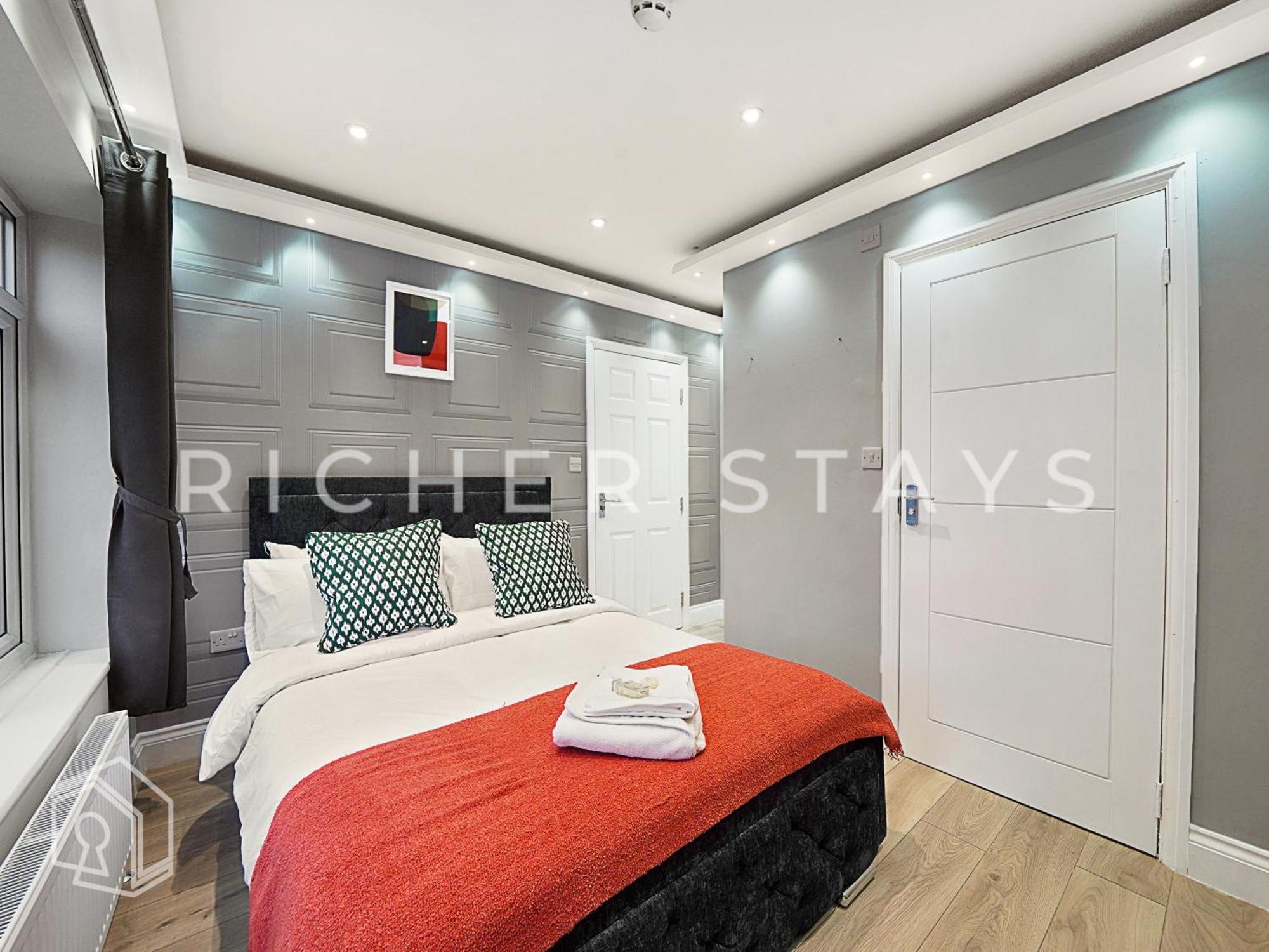 Leyton Guest - And Amenities London
