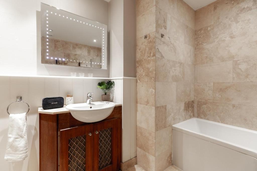 Apartment Revamped & Luxxe For Covent Garden Lovers! Adorable For Families & Friends