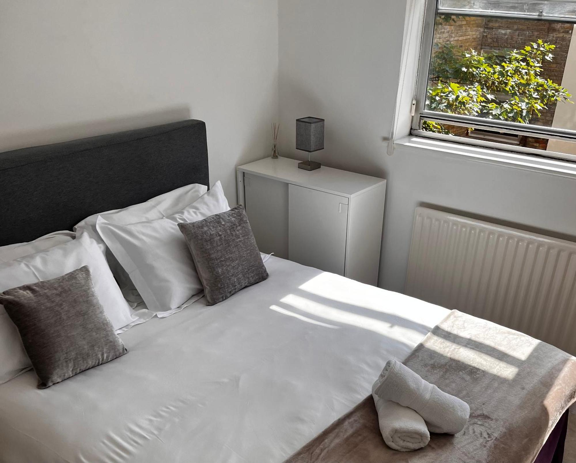 Hyde Park,3 Min Walk,family Home! 2 Bedrooms & 2 Bathrooms Apartment! Fantastic Location