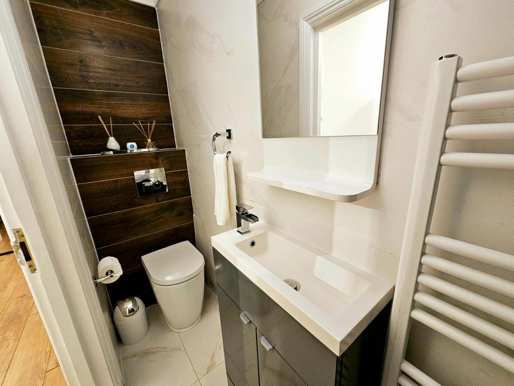 Stunning Hyde Park Home, Ground Floor Maisonette, Duplex, Near Tube Metro Stations Lejlighed London