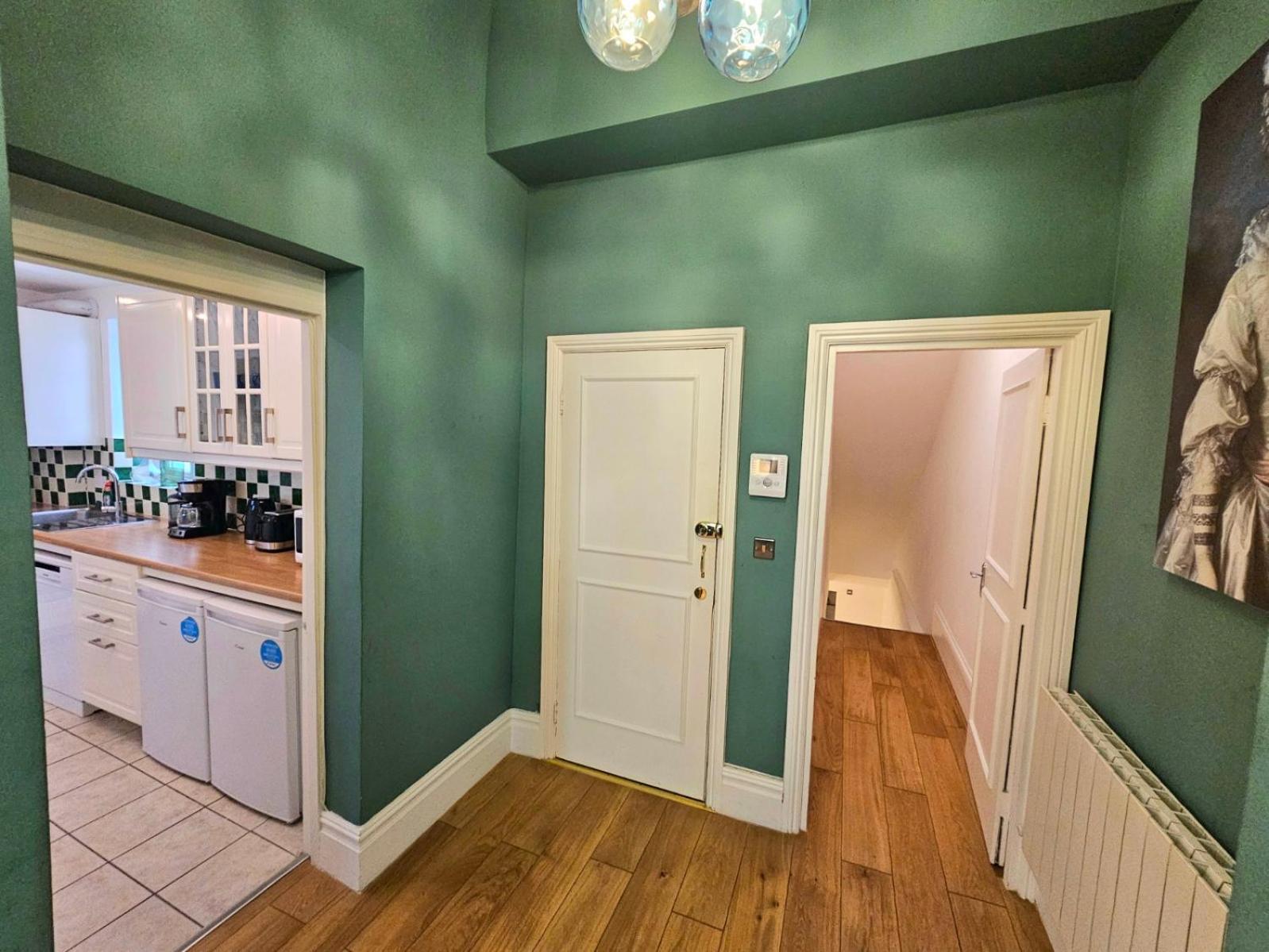 Stunning Hyde Park Home, Ground Floor Maisonette, Duplex, Near Tube Metro Stations Lejlighed London