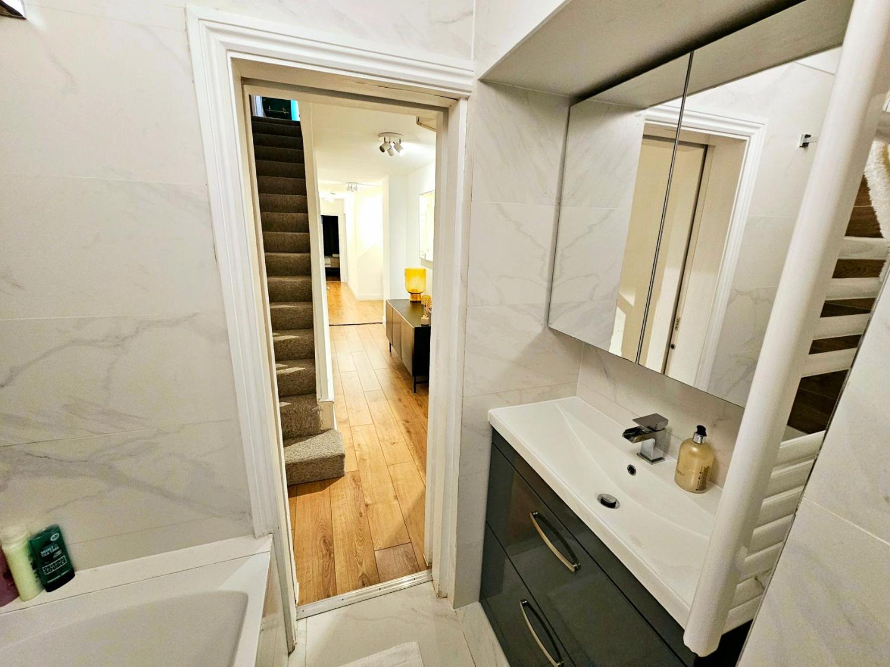 Appartement Stunning Hyde Park Home, Ground Floor Maisonette, Duplex, Near Tube Metro Stations Londen