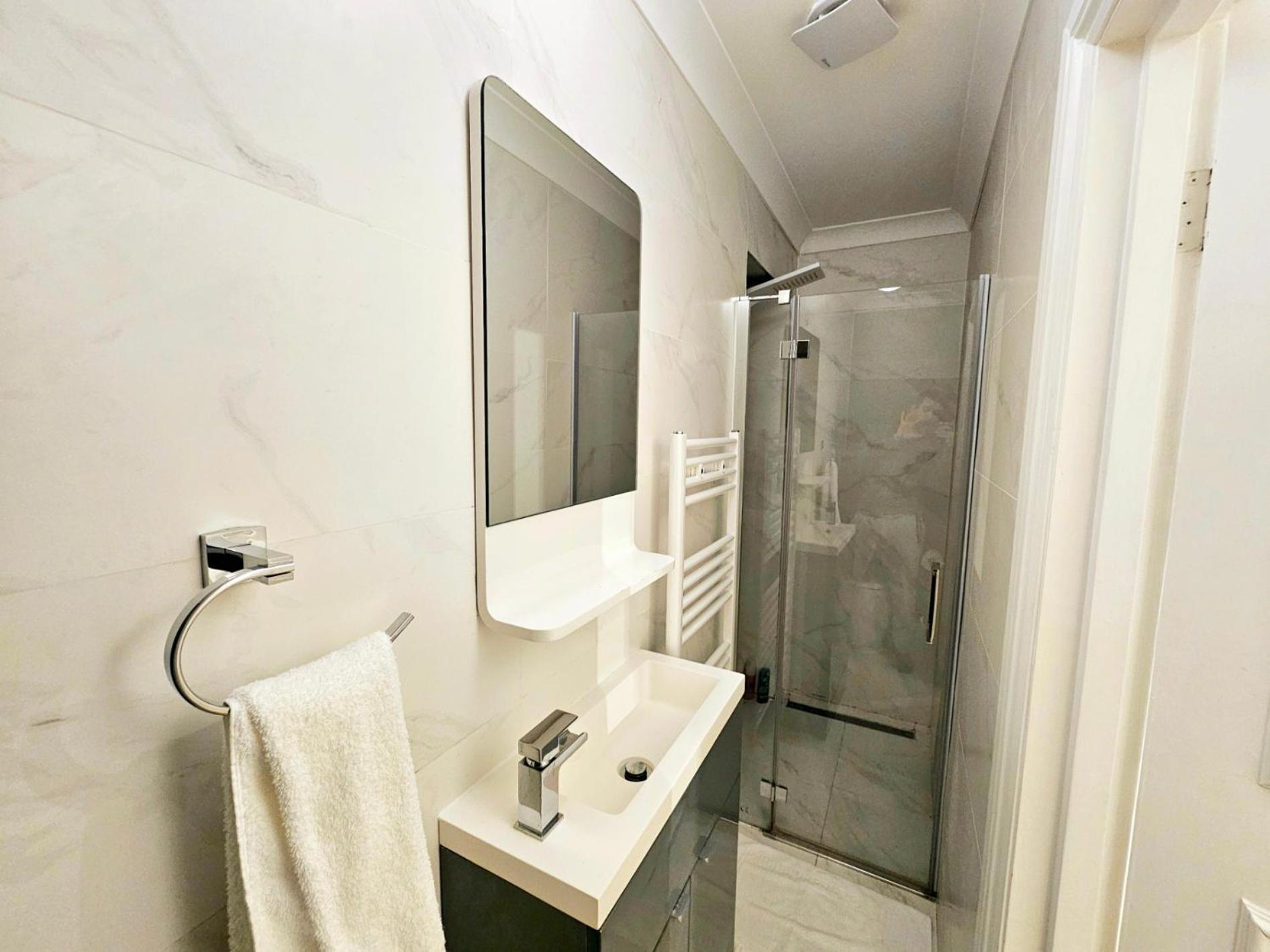 Stunning Hyde Park Home, Ground Floor Maisonette, Duplex, Near Tube Metro Stations Londen
