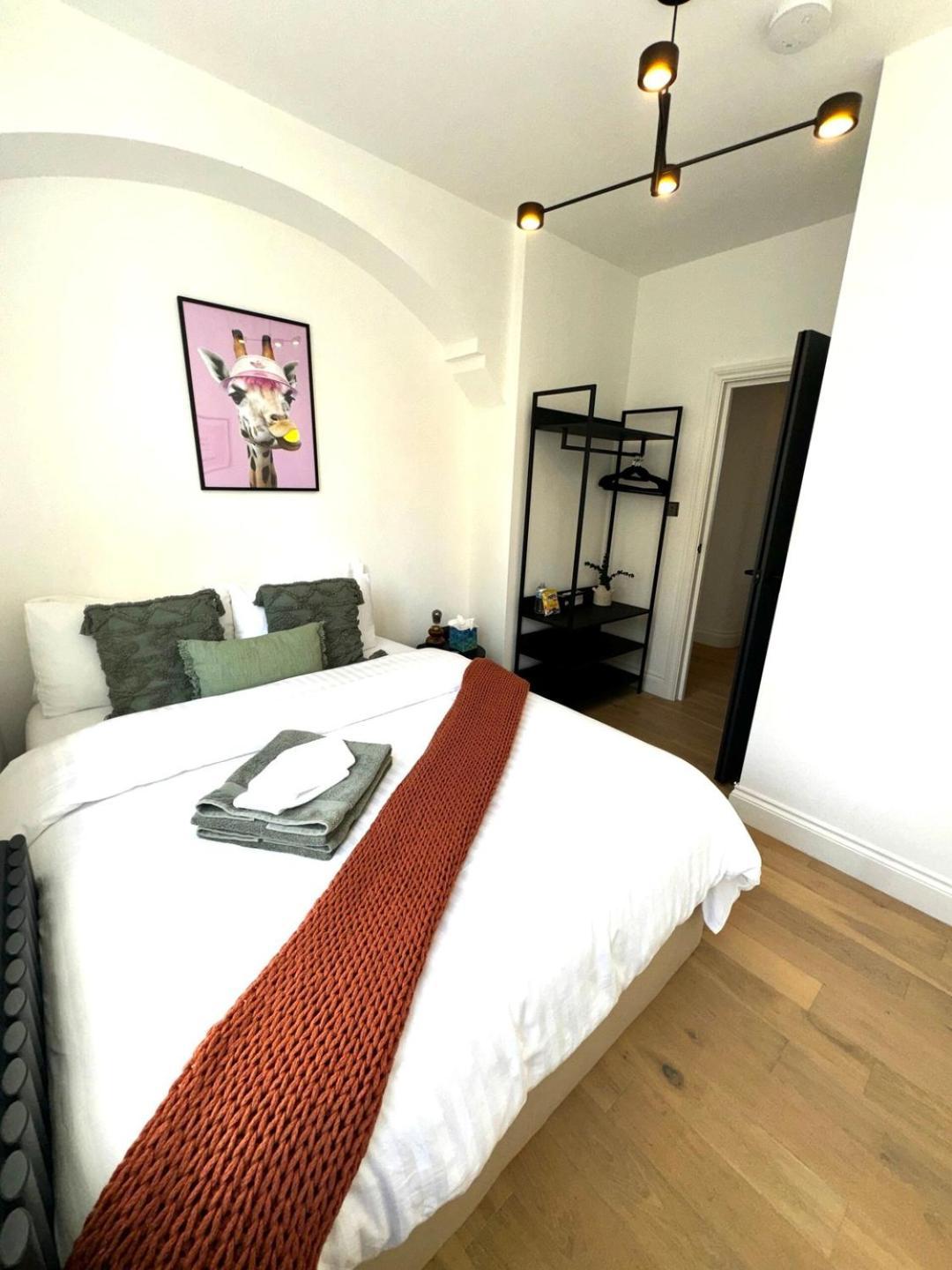 Newly Refurbished W/ River Views Lägenhet *