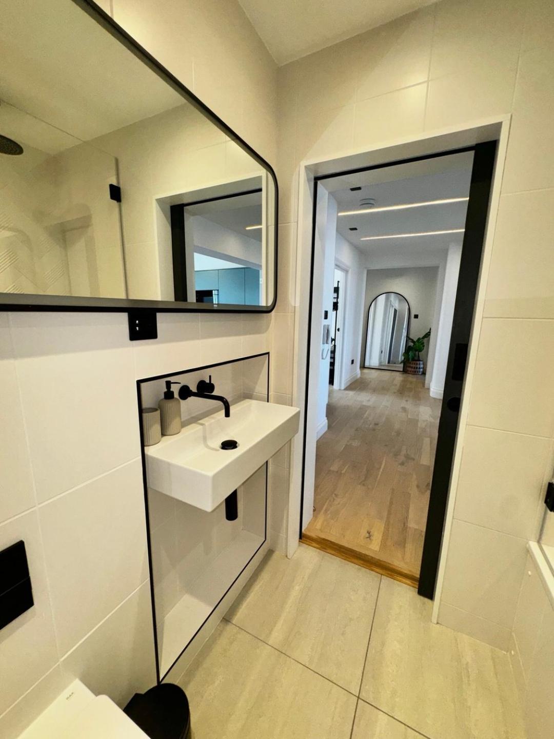 Newly Refurbished W/ River Views Lägenhet London