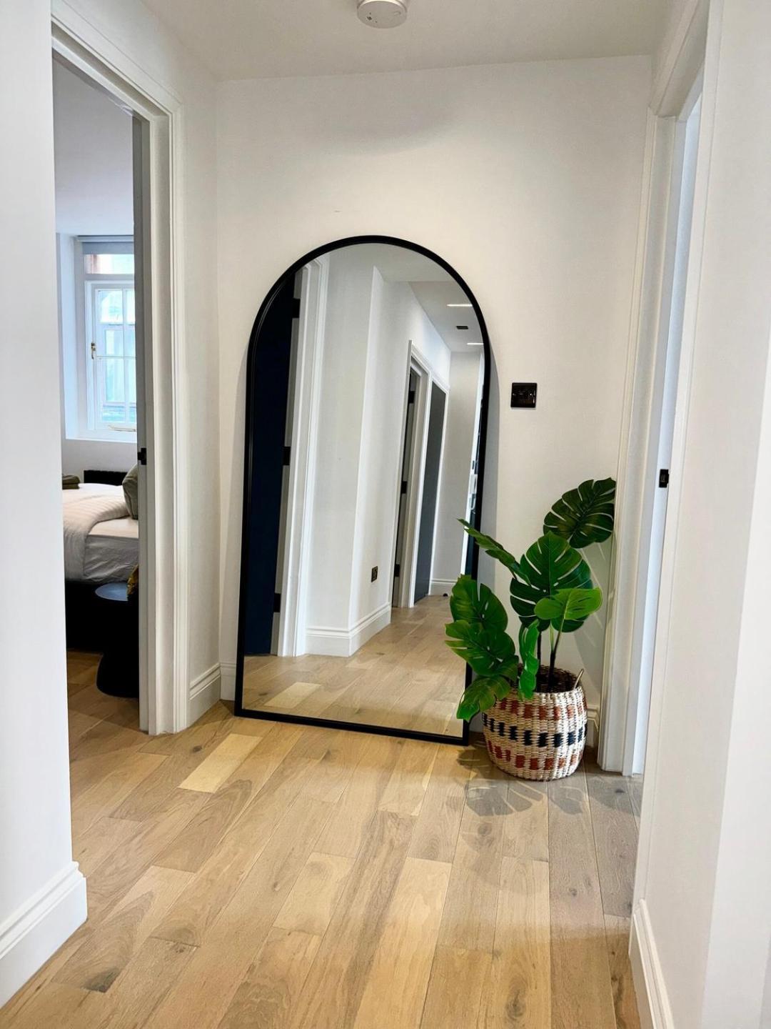 Newly Refurbished W/ River Views Lägenhet