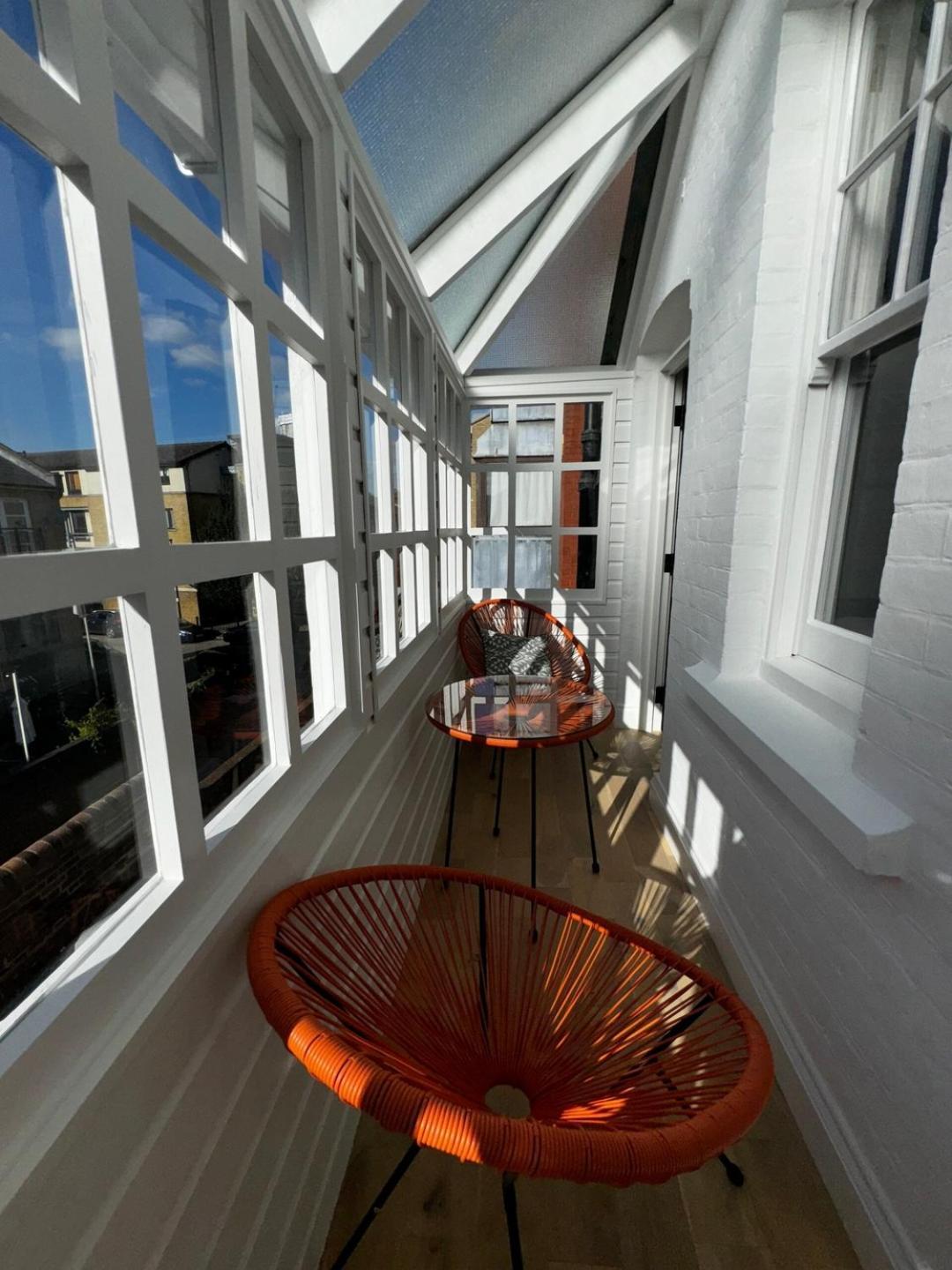 Newly Refurbished W/ River Views Lägenhet London
