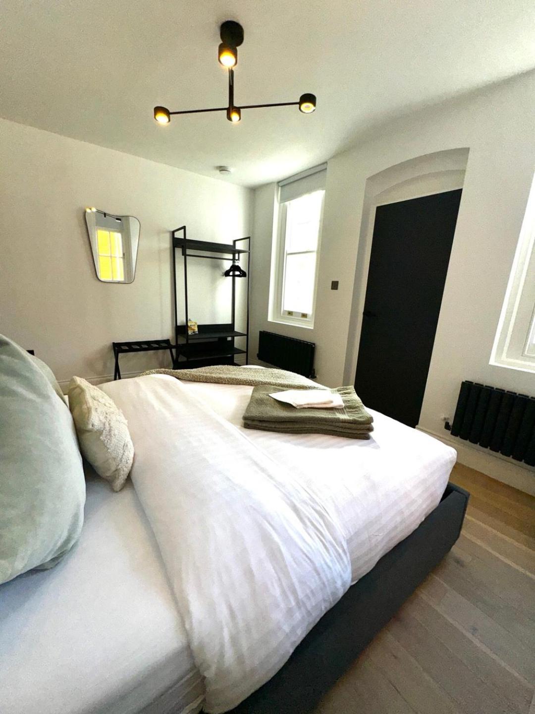 Newly Refurbished W/ River Views Lägenhet London