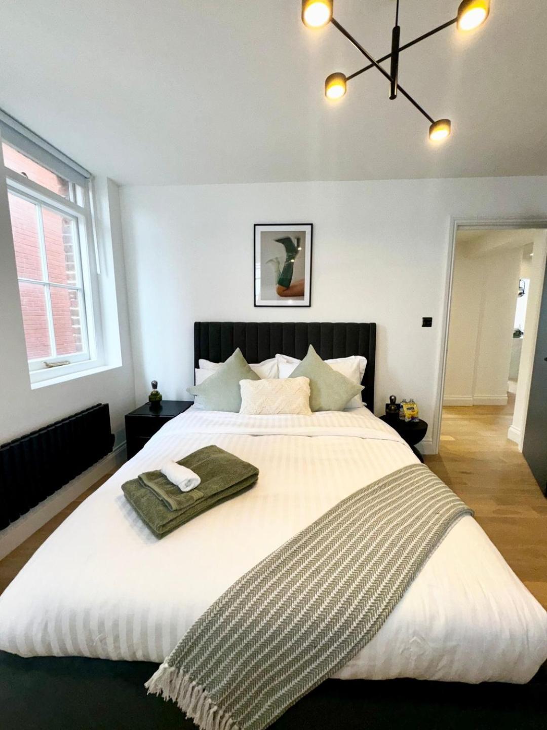 Newly Refurbished W/ River Views Lägenhet