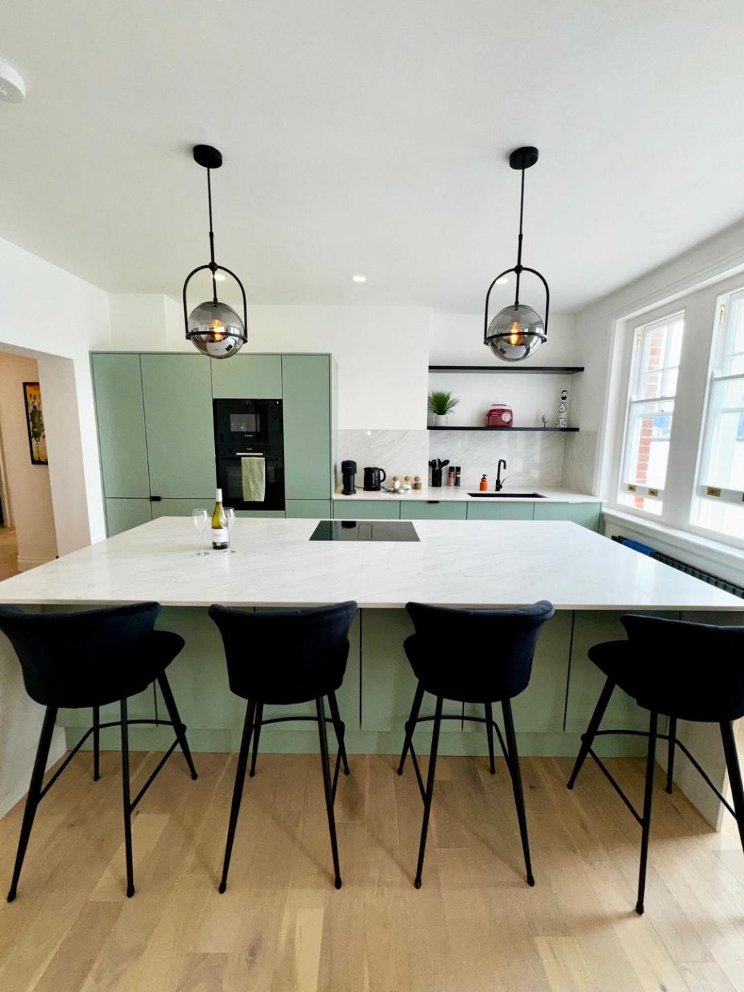 Newly Refurbished W/ River Views Lägenhet *