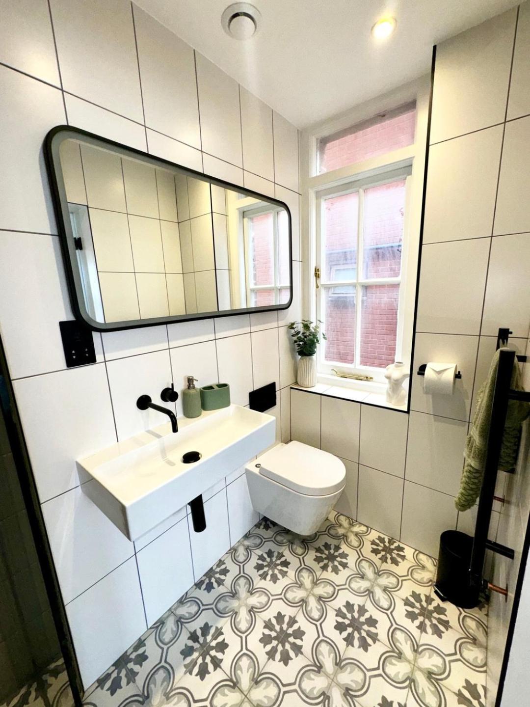 Newly Refurbished W/ River Views Lägenhet London
