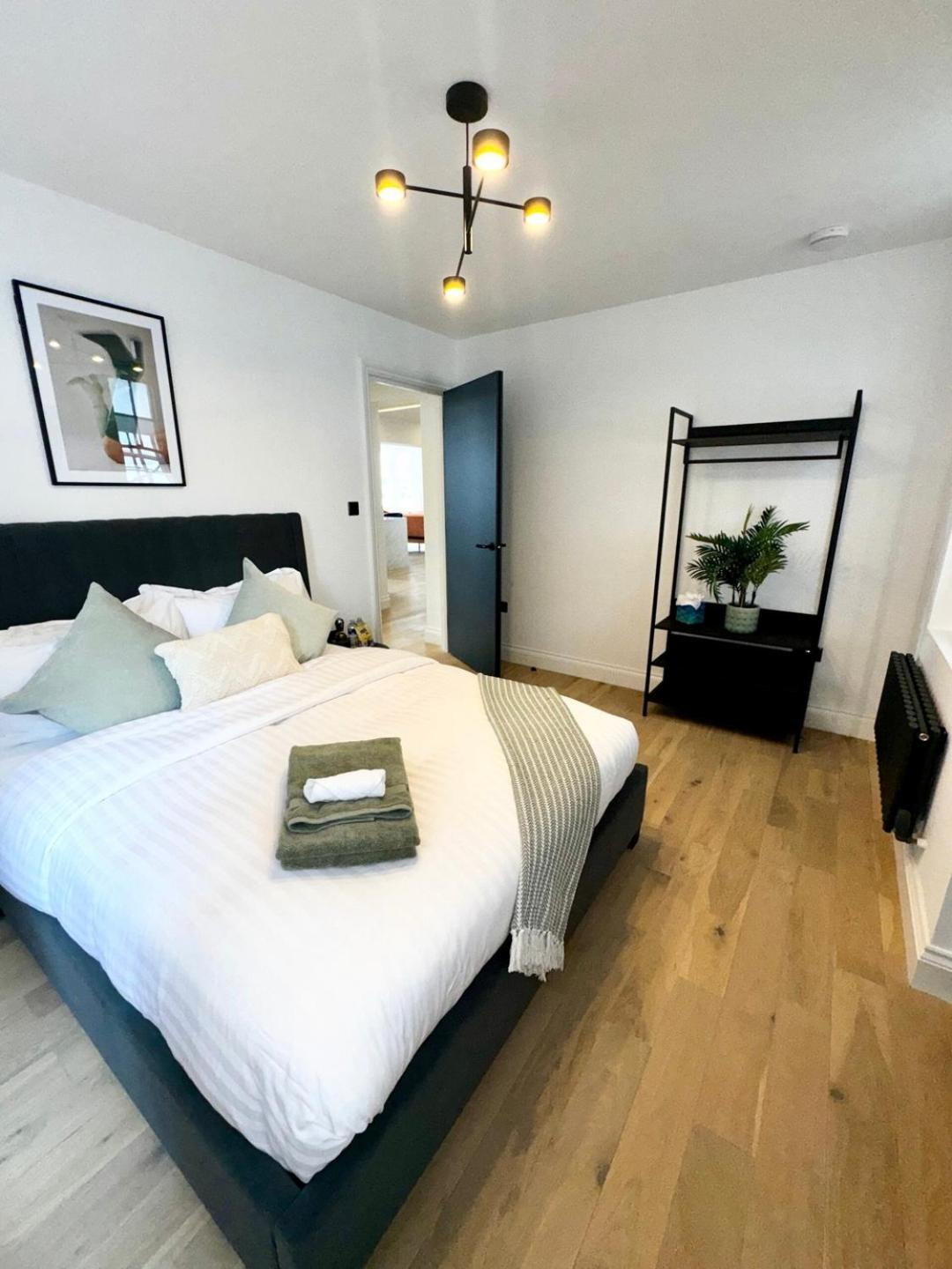 Lägenhet Newly Refurbished W/ River Views London