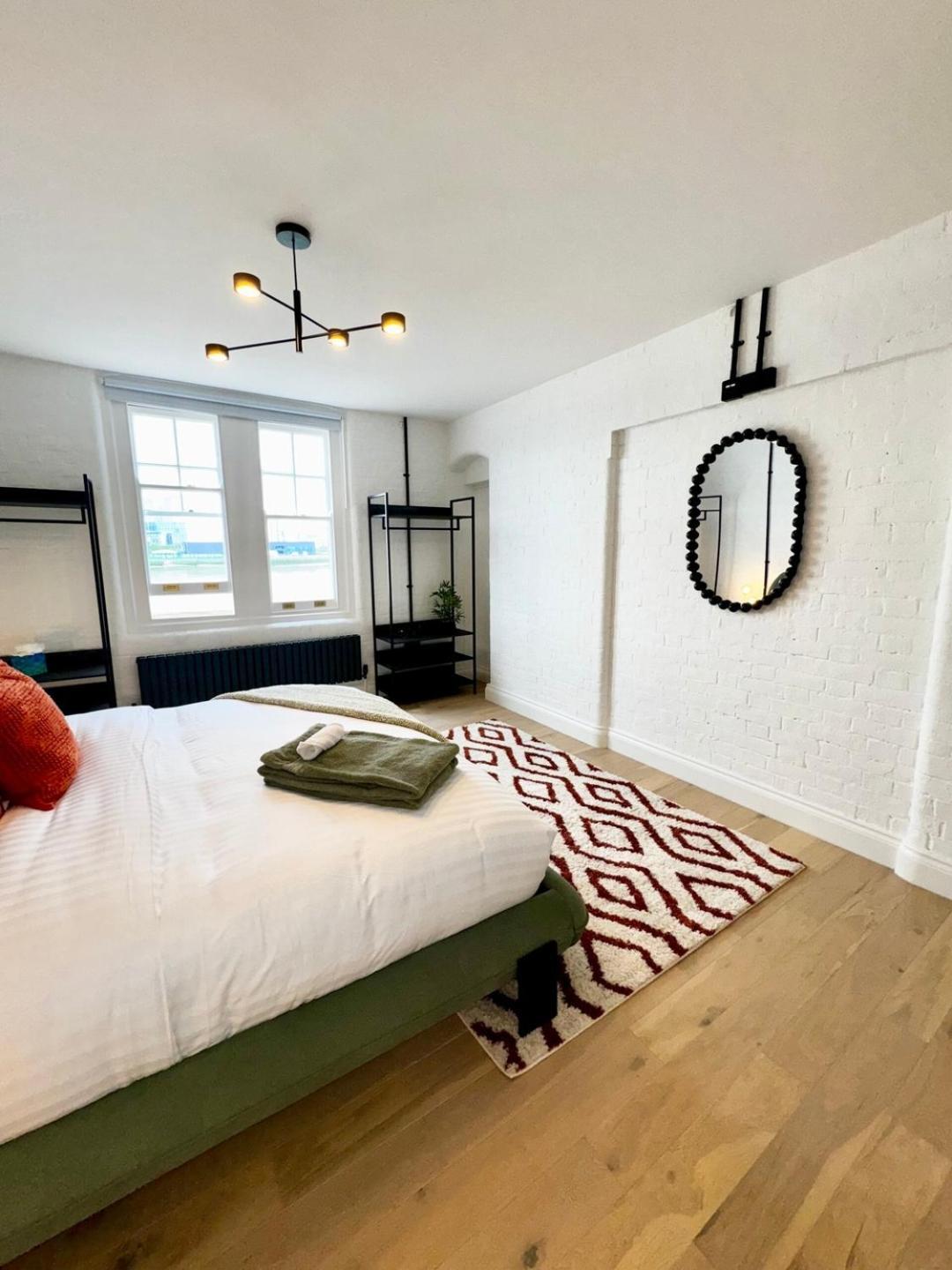 Lägenhet Newly Refurbished W/ River Views