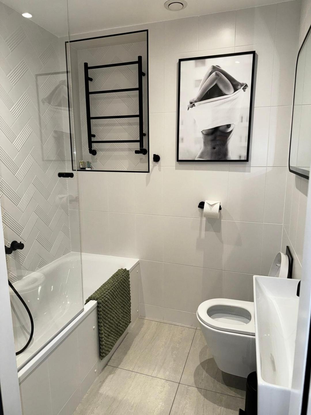 Newly Refurbished W/ River Views Lägenhet London