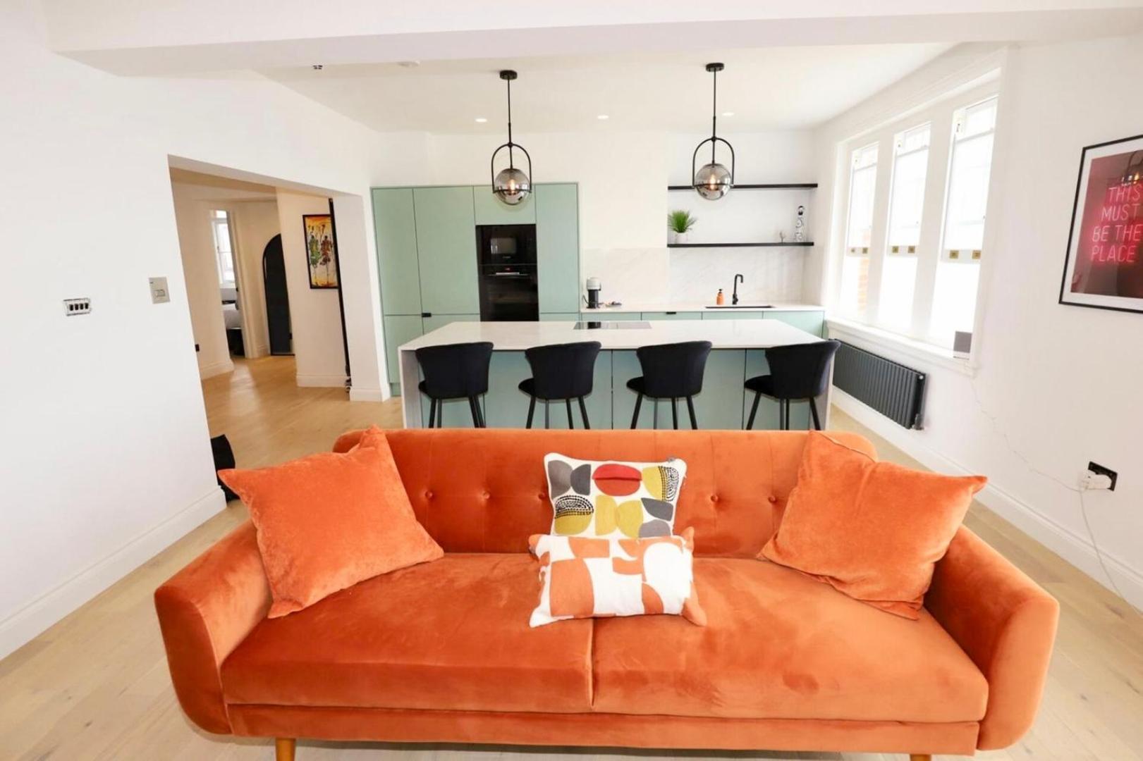 Newly Refurbished W/ River Views Lägenhet