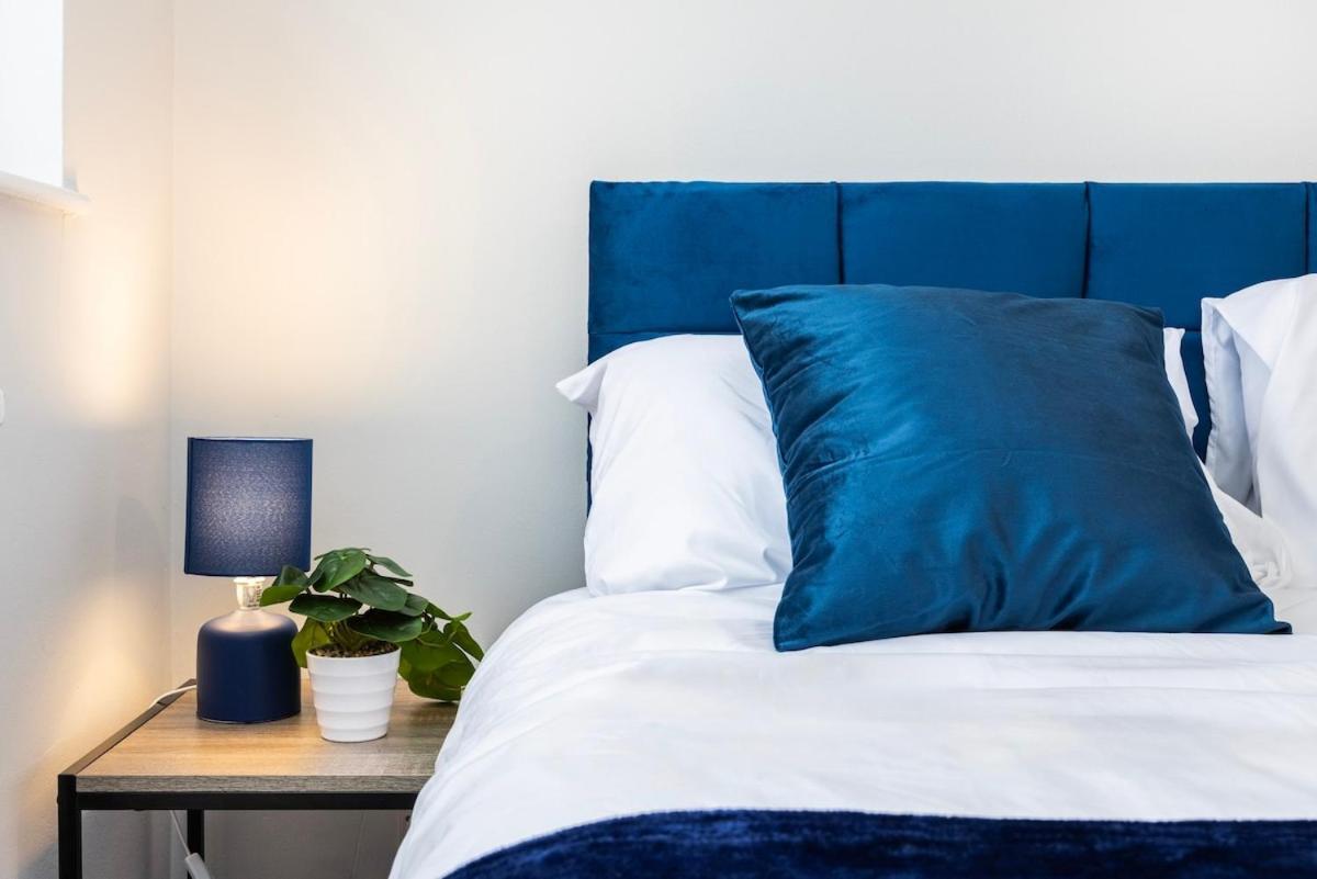 The Blue Hideaway - Spacious Battersea House With Private Garden Apartment London