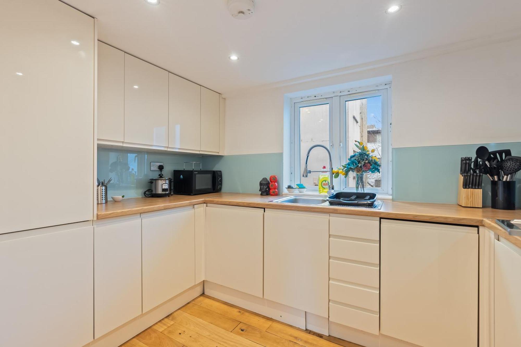 Cosy 1 Bed W Loft Sleeps 5 Close To Stations Apartment London