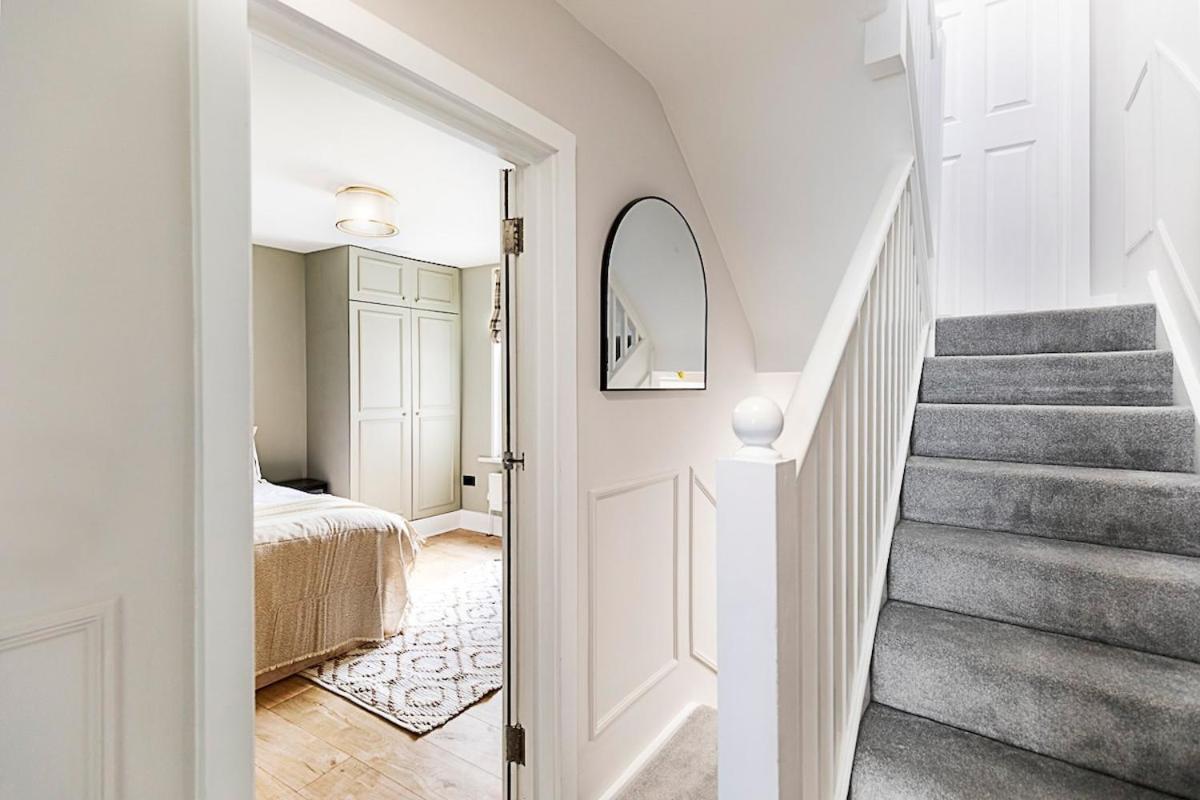 Serenity - Fulham Eve, Sleeps 14 Apartment London