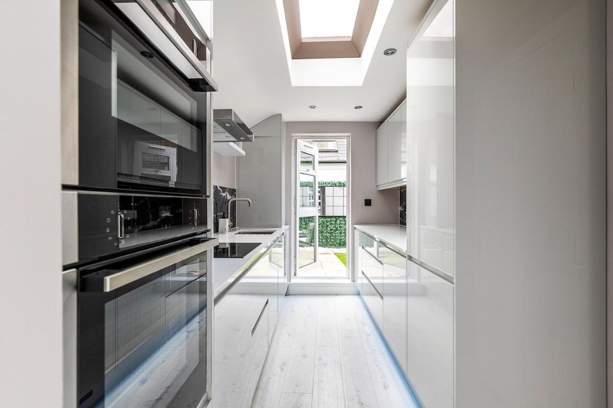 Serenity - Fulham Eve, Sleeps 14 London